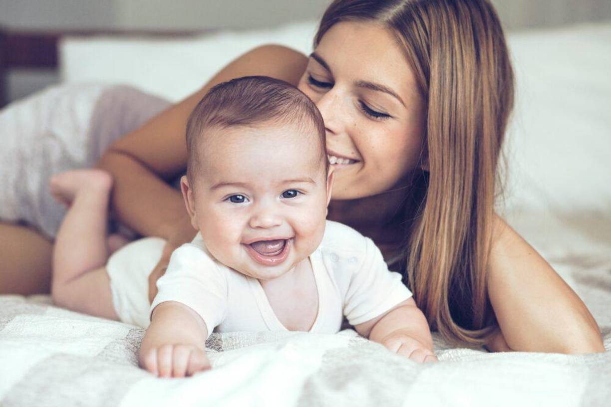 Durante la infancia, el olor corporal suele ser suave debido a la baja actividad de las glándulas sudoríparas y a un microbioma (comunidad de microrganismos) cutáneo sencillo. Aun así, <b>los padres son capaces de identificar la “fragancia” que despide su propio hijo y preferirla a la de niños desconocidos.</b>