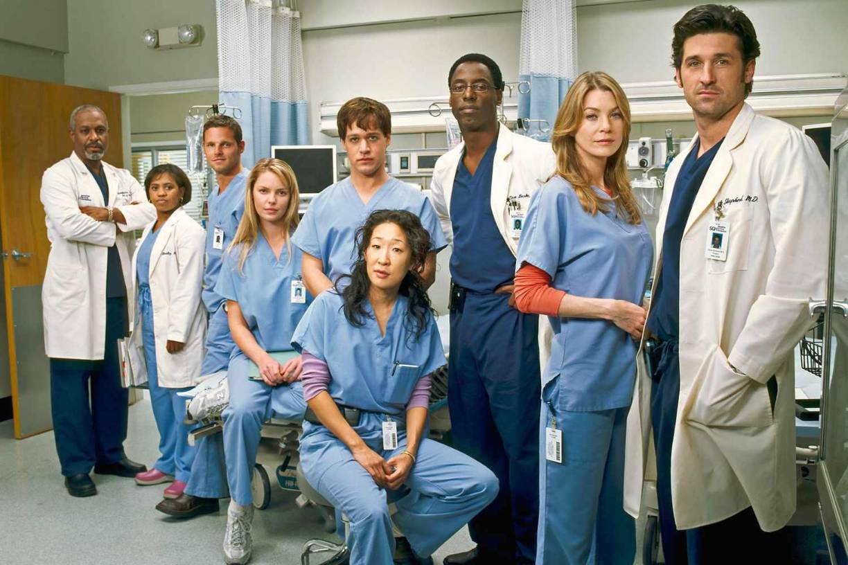 Grey’s Anatomy no sólo sobrevivió a las modas televisivas sino que también estableció el estándar para el género del drama médico, convirtiéndose en un hito cultural y un fenómeno televisivo duradero.