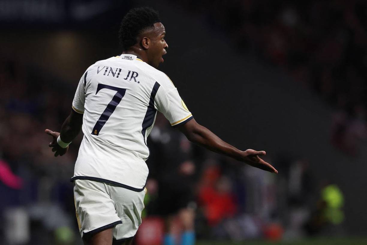 Vinicius reclaman al árbitro por pitar una falta del brasileño.