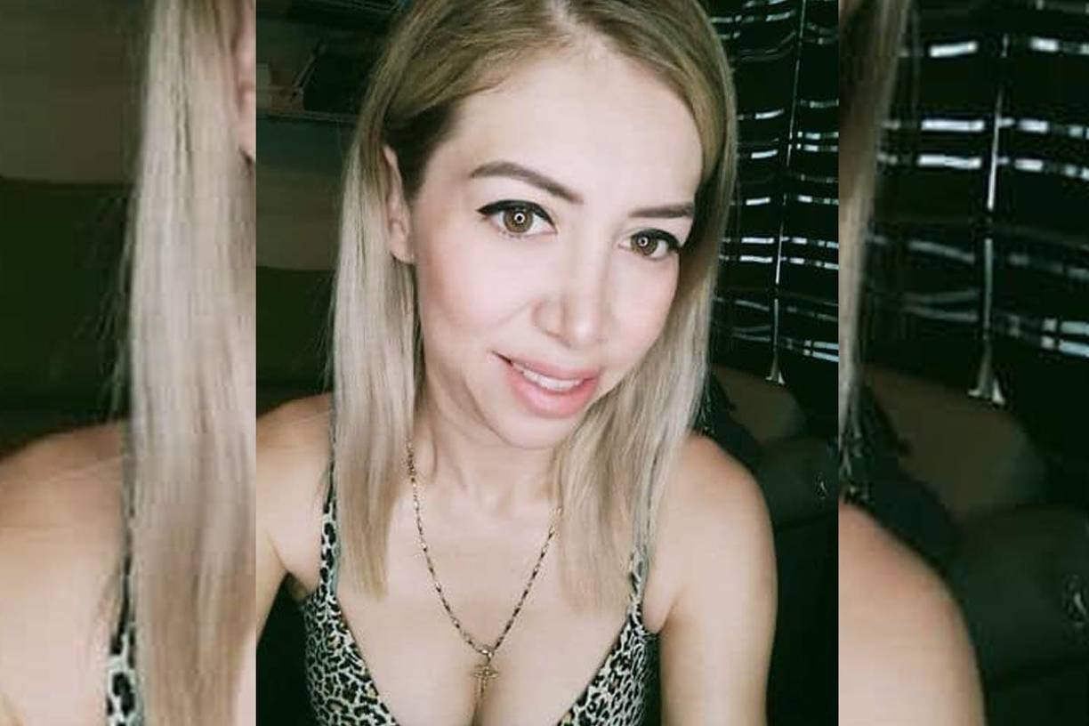 Durante una revisión, los agentes descubrieron anomalías en los asientos, por lo que se realizó una inspección física en la que se descubrieron paquetes en diversas partes de la camioneta, incluyendo los asientos y los paneles de las puertas. Una prueba aplicada a uno de los paquetes dio resultado positivo para cocaína.