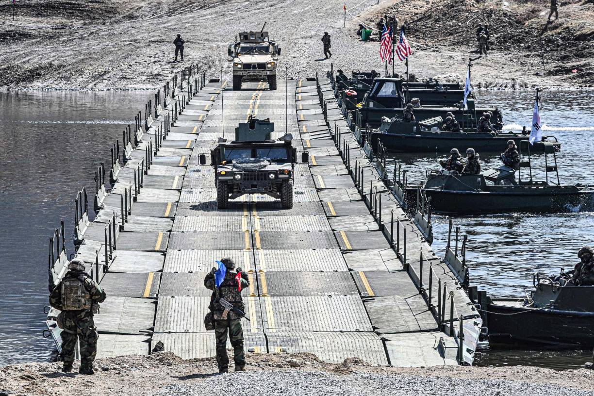This handout photo taken on March 13, 2023 and provided by South Korean Defence Ministry shows US military vehicles crossing a river over a floating bridge during a South Korea-US joint river-crossing drill in Yeoncheon as part of the Freedom Shield joint military exercise. - South Korea and the United States kicked off the Freedom Shield joint military exercise, their largest drills in five years, which will run for 10 days from March 13 as part of the allies drive to counter North Korea's growing threats. (Photo by Handout / South Korean Defence Ministry / AFP) / RESTRICTED TO EDITORIAL USE - MANDATORY CREDIT "AFP PHOTO / South Korean Defence Ministry" - NO MARKETING NO ADVERTISING CAMPAIGNS - DISTRIBUTED AS A SERVICE TO CLIENTS