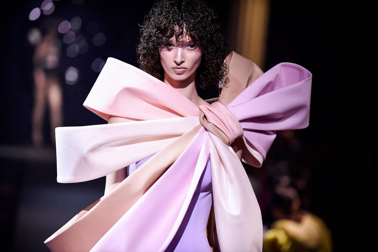 Los lazos: En toda la colección de Viktor and Rolf sobresalen los lazos en su ropa de baño y bodies de alta costura. En tamaños grandes y pequeños.