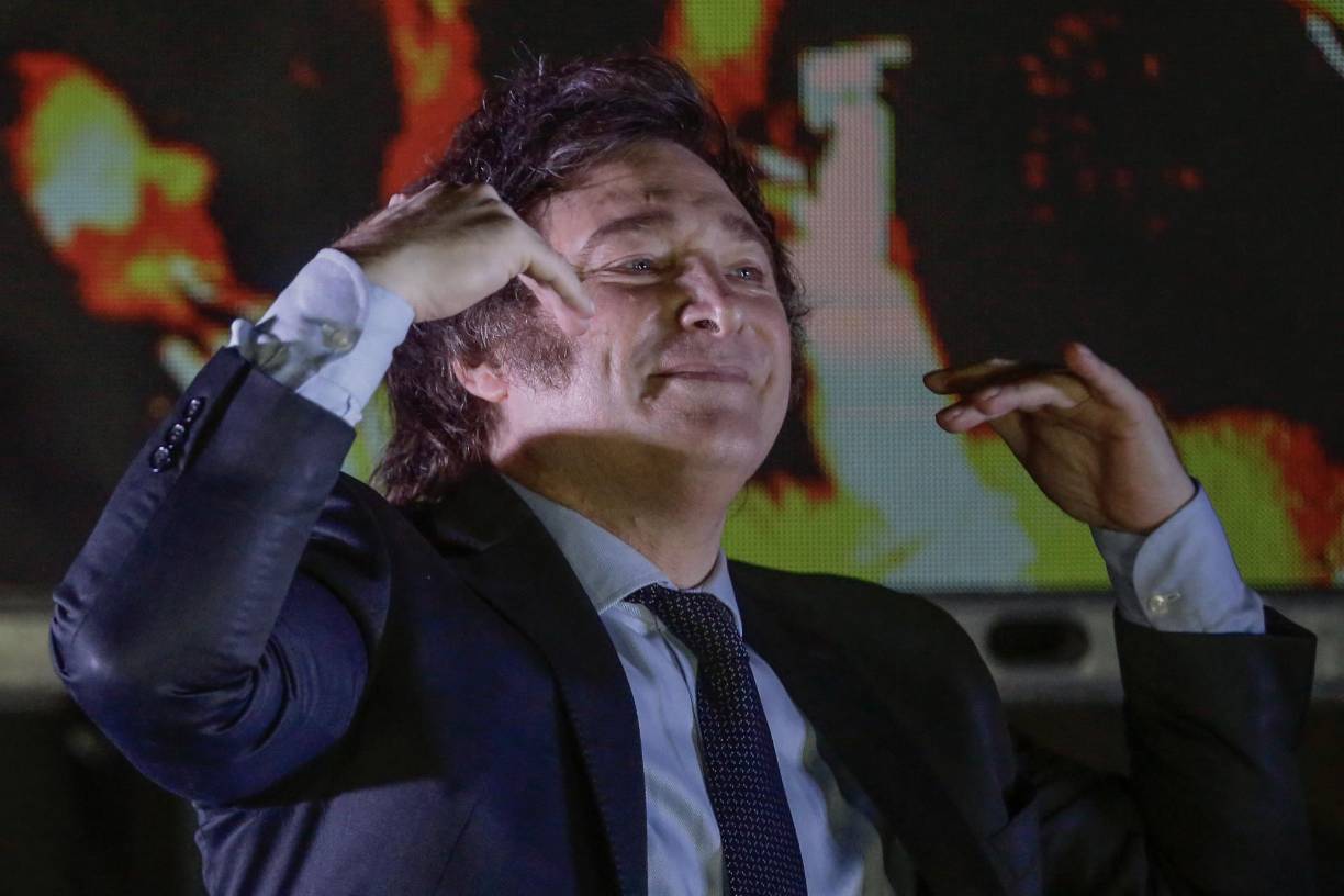 Milei es considerado un ‘influencer’ ya que su popularidad nació en la televisión en el año 2015, protagonizando furibundas diatribas económicas en programas de opinión. Luego, sus comentarios alimentaron las redes sociales y alcanzaron a los jóvenes, para muchos de los cuales el discurso del “Peluca” fue novedoso y rebelde.