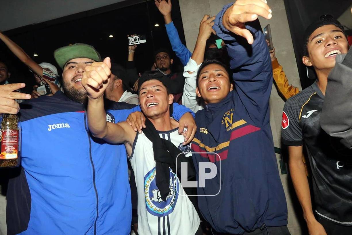 Así fue el banderazo de los aficionados de Motagua en el hotel de concentración del Ciclón Azul.