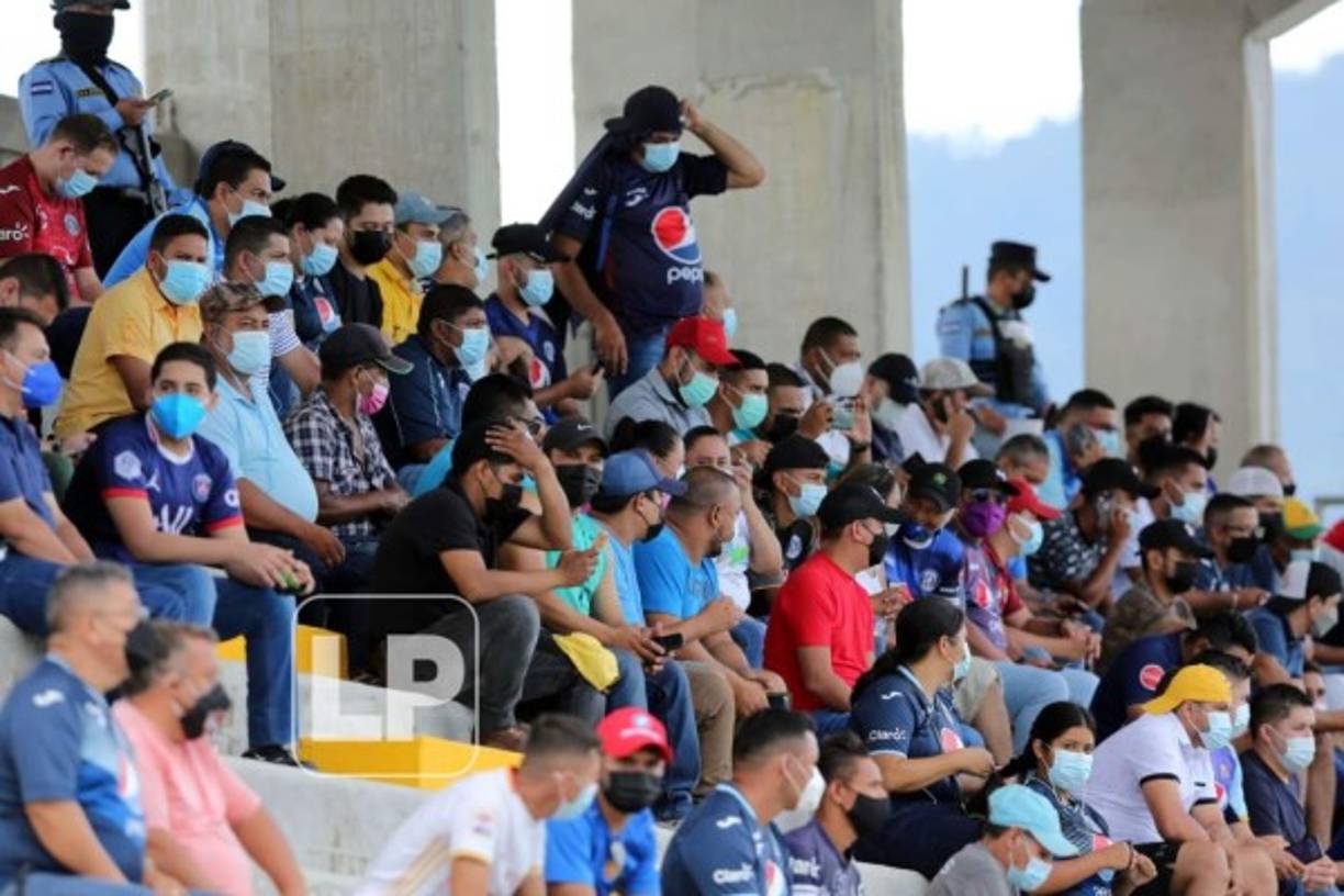 Aficionados asistieron al estadio Marcelo Tinoco de Danlí para el partido Motagua-Vida.