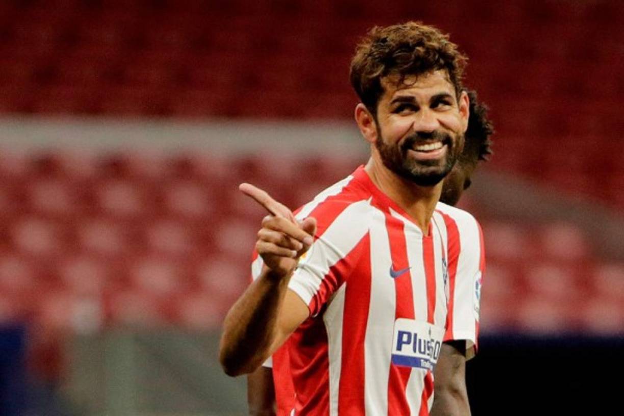 Según la información del medio británico, las imágenes, en las que ambos deportistas posan con el torso desnudo, se han encontrado dentro de una biblia.