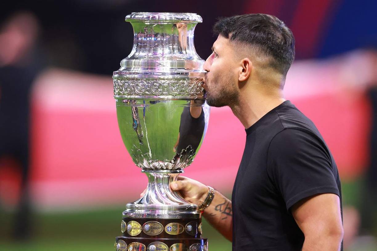 El ‘Kun‘ Agüero le dio un “beso de la suerte” al trofeo que se llevará el campeón de la Copa América 2024.