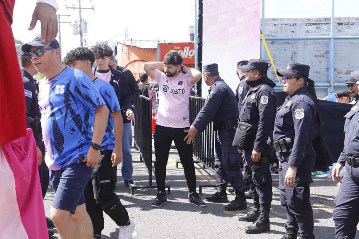 La seguridad controló a detalle el ingreso de los aficionados al estadio Cuscatlán.