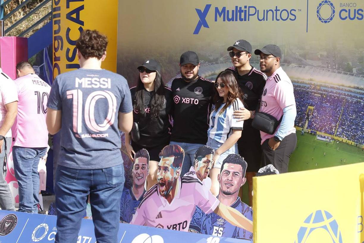 Aficionados usaron camisetas del Inter Miami y de Argentina para mostrarle su admiración a Messi.