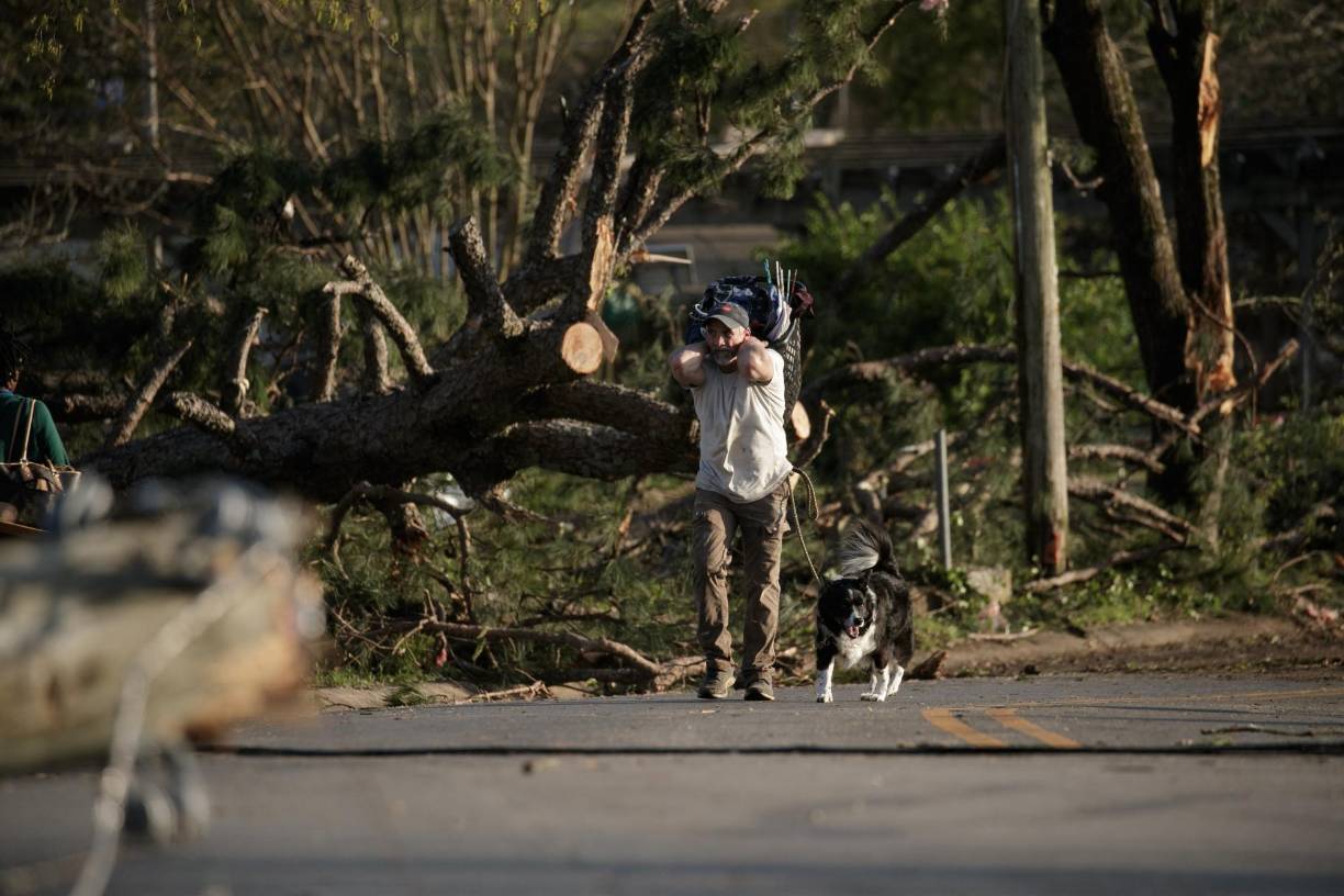 Little Rock, la capital de Arkansas, es una de las ciudades más afectadas y, según el alcalde, Frank Scott Jr., al menos 30 personas han sido hospitalizadas y 2.000 viviendas han resultado dañadas.