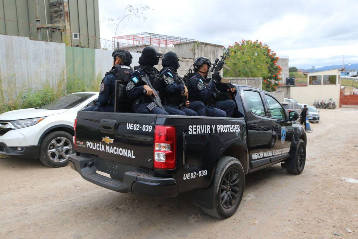 De acuerdo con el requerimiento fiscal, los exaltos oficiales de las Fuerzas Armadas, “responsables directos de comandar y planificar el operativo, no sólo incumplieron su deber de supervisar y controlar a sus subordinados, sino que, con pleno conocimiento de los hechos, permitieron y facilitaron esas atrocidades”.