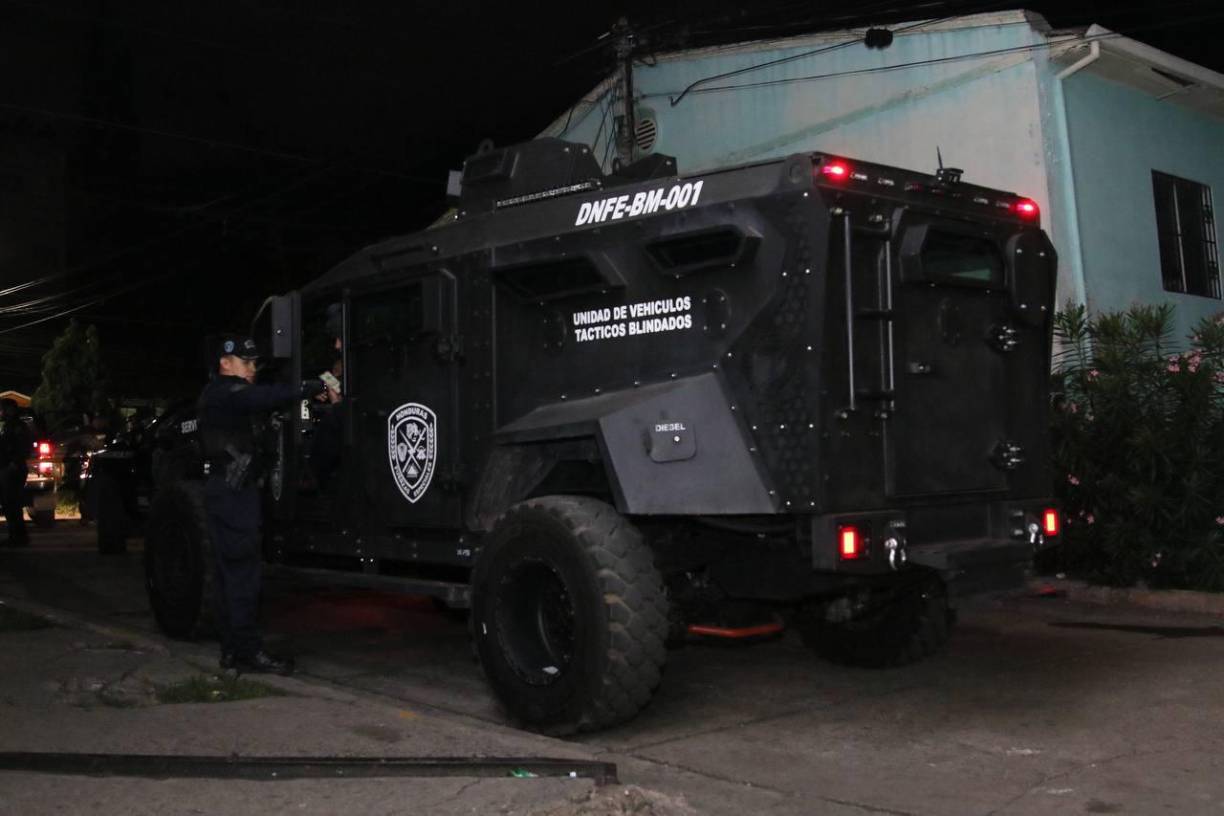 El traslado de los tres exgenerales retirados se realizó a las 07:00 hora local (13:00 GMT), con fuerte presencia policial.