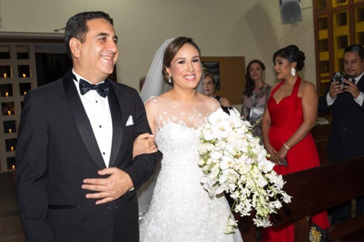 Raúl Hawit, hermano de la novia, la entregó.