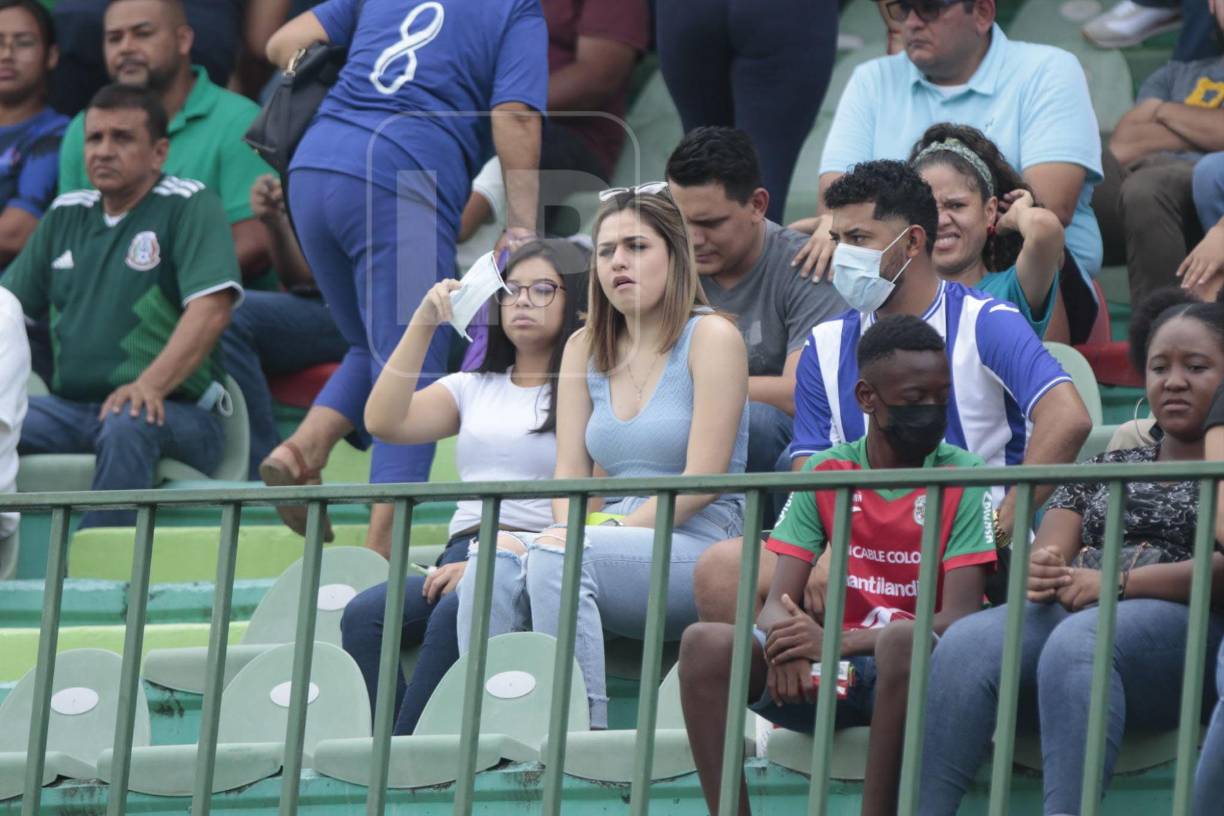 ¿Con sueño? Una hermosa joven que también llegó para ver a la escuadra hondureña.