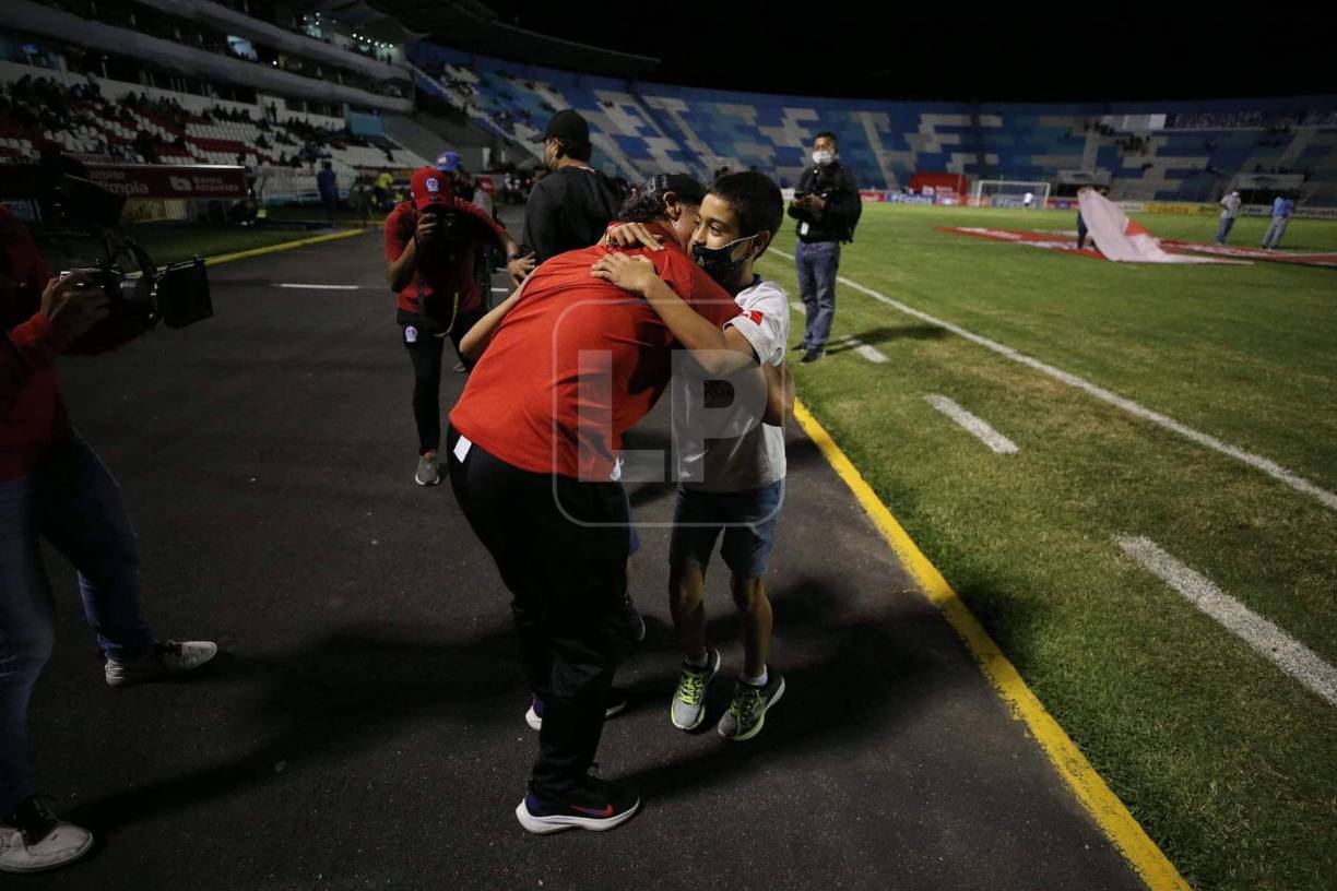 Pedro Troglio recibió el cariño de los pequeños y el argentino les dio un efusivo abrazo.