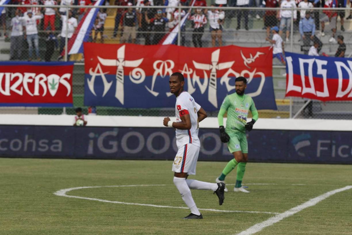 En el estadio Carlos Miranda de Comayagua, Olimpia no tuvo piedad y goleó 6-0 al Victoria teniendo como figura a Jerry Bengtson ya que se destapó con un hat-trick.