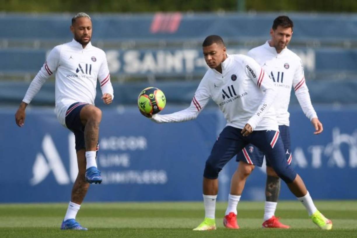 A Mbappé se le vio muy pegado a Neymar y Messi en la práctica.