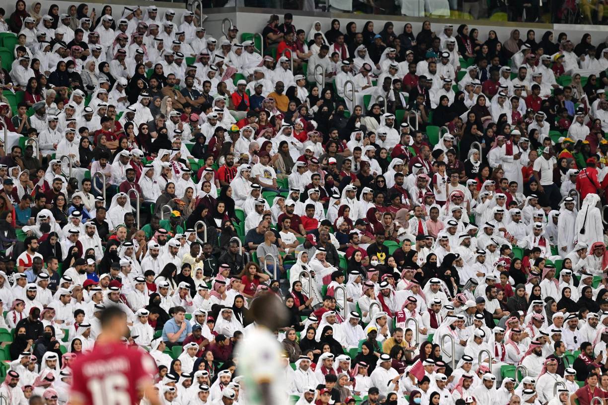 Algunos de los aficionados qataríes que estuvieron presente en el duelo.