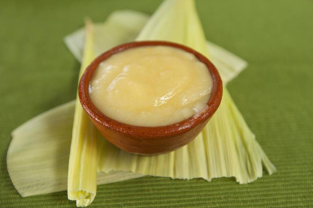 El atole de elote es una bebida tradicional mexicana hecha a base de maíz. Es rica en nutrientes y proteínas, y su consumo ayuda a mantener una correcta presión arterial. Además, es una bebida reconfortante y deliciosa para los días fríos.