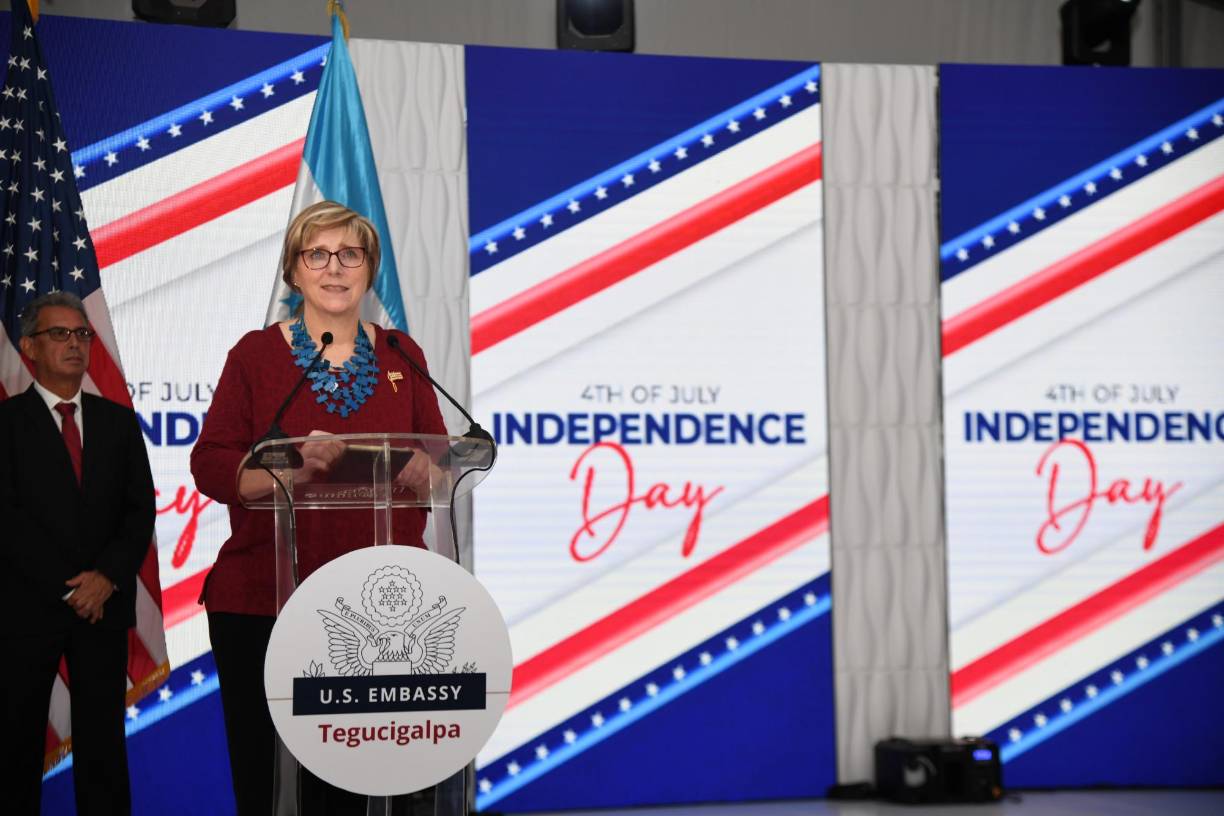 <i><b>El 4 de julio EUA estará de fiesta, pero su embajada en Honduras celebró desde temprano la relevancia histórica de la fecha. La embajadora Laura Dogu lideró los actos.</b></i>