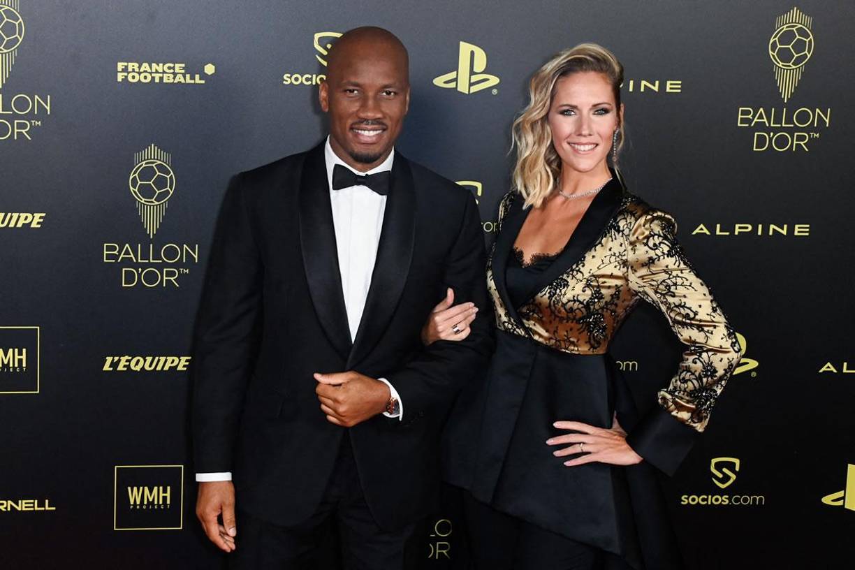 El exfutbolista marfileño Didier Drogba posó también junto a la periodista franco-británica Sandy Heribert a su llegada a la ceremonia de entrega del Balón de Oro 2022.