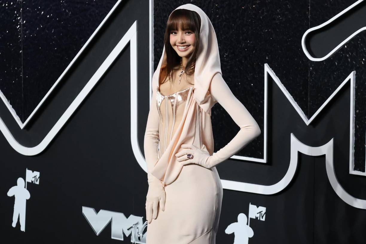 Lisa, de la banda Blackpink, se decantó por este vestido de Mugler hecho a medida para ella. La cantante acaba de colaborar con Rosalía en el tema ‘New Woman’. 