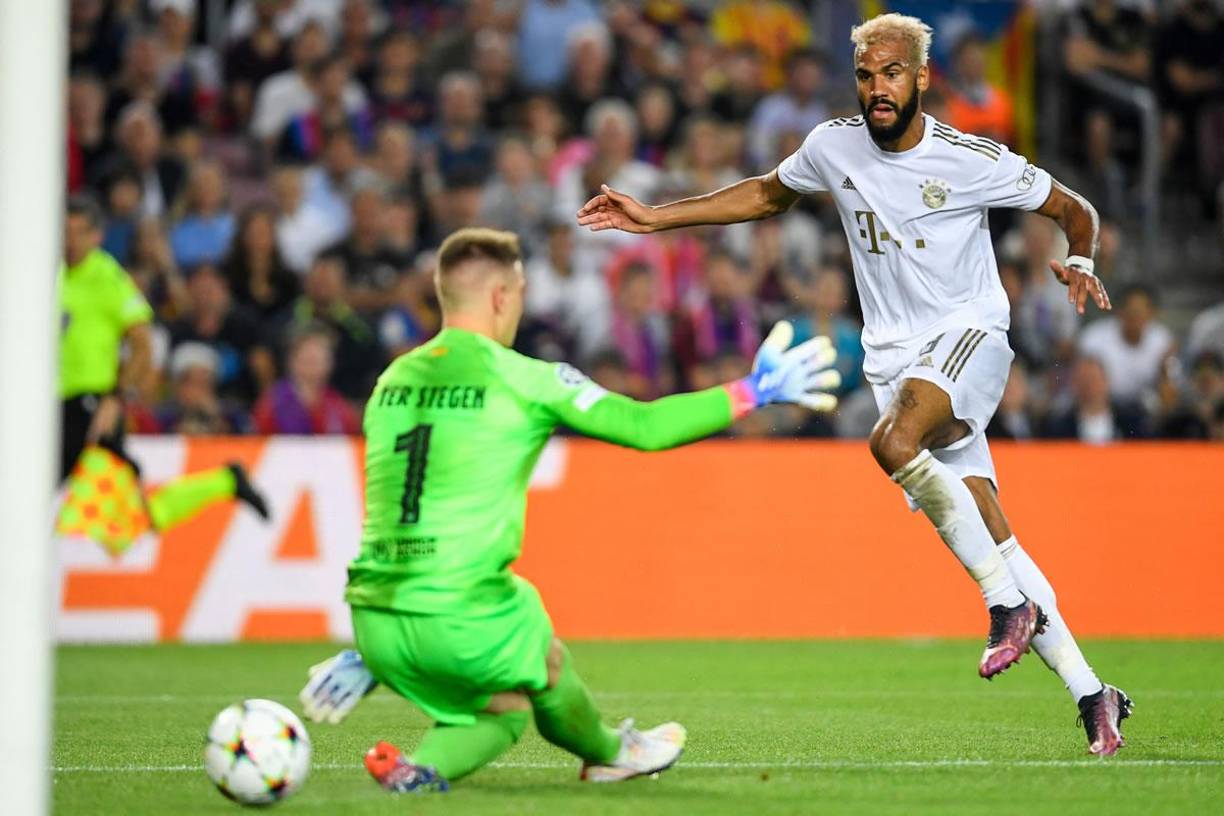 Eric Maxim Choupo-Moting definió por en medio de las piernas de Ter Stegen para 0-2 del Bayern Múnich.