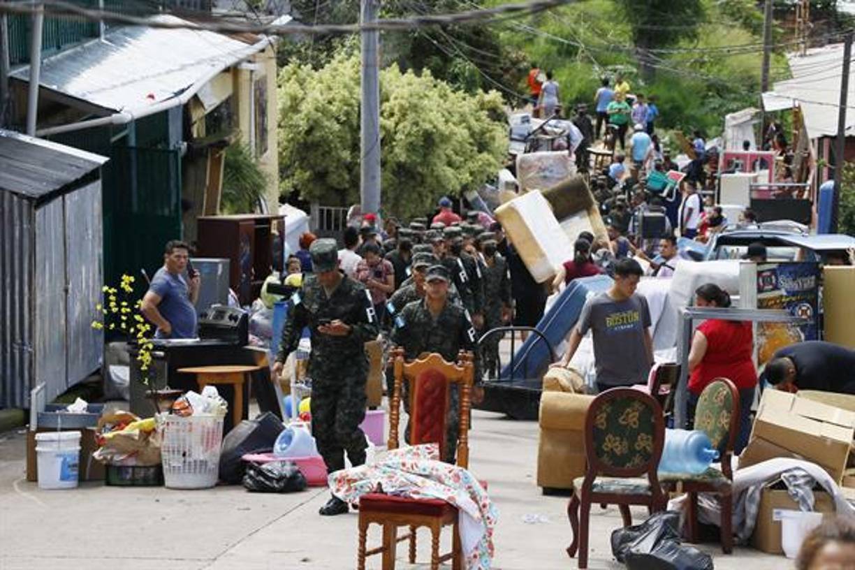 “Para dónde nos van llevar, yo no quiero dejar mi casita porque es lo único que tengo”, dijo llorando a periodistas una vecina del barrio Guillén, al tiempo que mostraba lo que fue su hogar “durante 21 años”, una modesta vivienda de ladrillos.