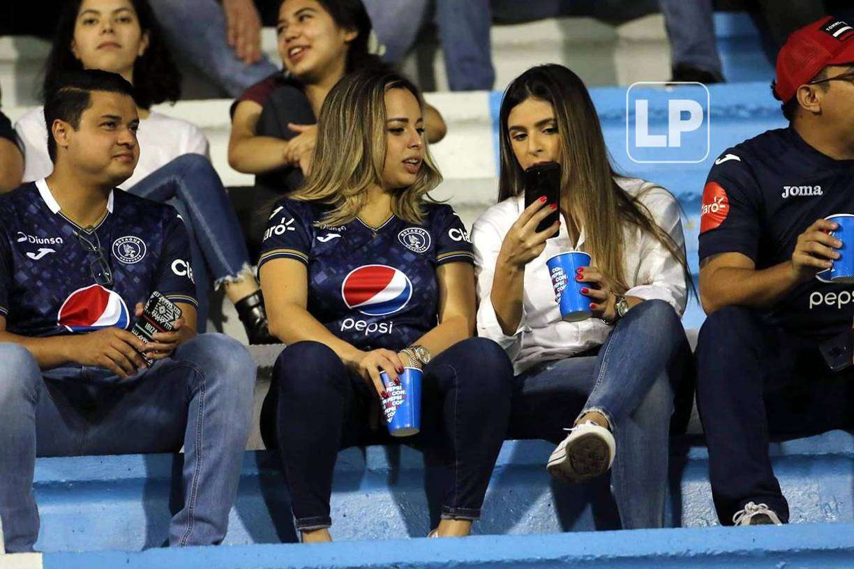 Muchos aficionados del Motagua llegaron al estadio Nacional para apoyar a su equipo.