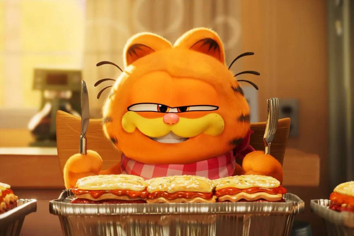 La película también muestra una visión más moderna de la vida de Garfield, en su casa tiene acceso a la plataforma “Catflix” y pide comida por aplicaciones inteligentes que entregan a domicilio con drones.