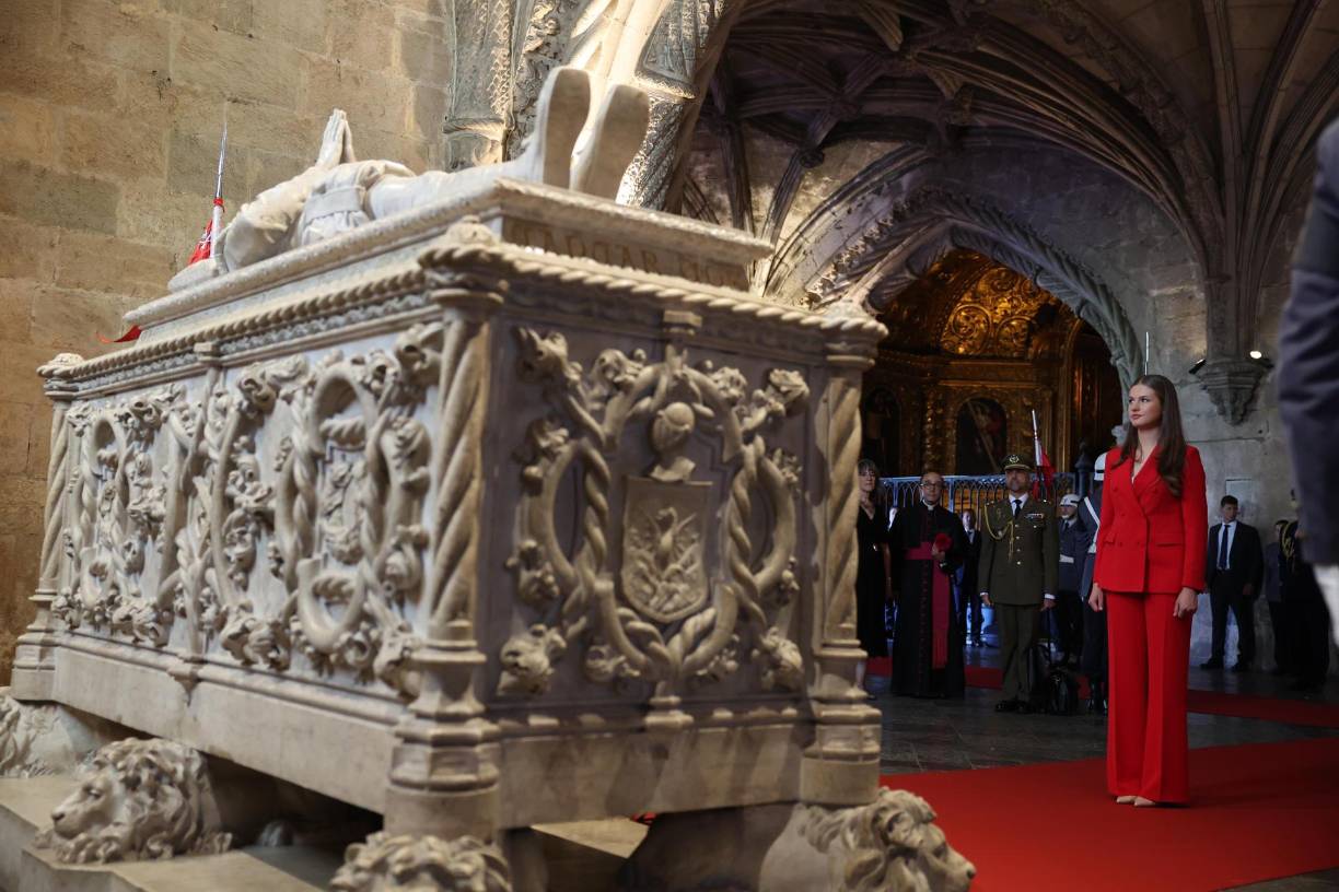 Leonor abrió su agenda en Lisboa en el Monasterio de los Jerónimos, con una ofrenda floral ante la tumba del padre de las letras portuguesas, Luís de Camões. Se trata de un acto reservado a los jefes de Estado que visitan Portugal, pero ante el carácter histórico de la visita de la hija mayor de Felipe VI, se ha incluido en su programa.