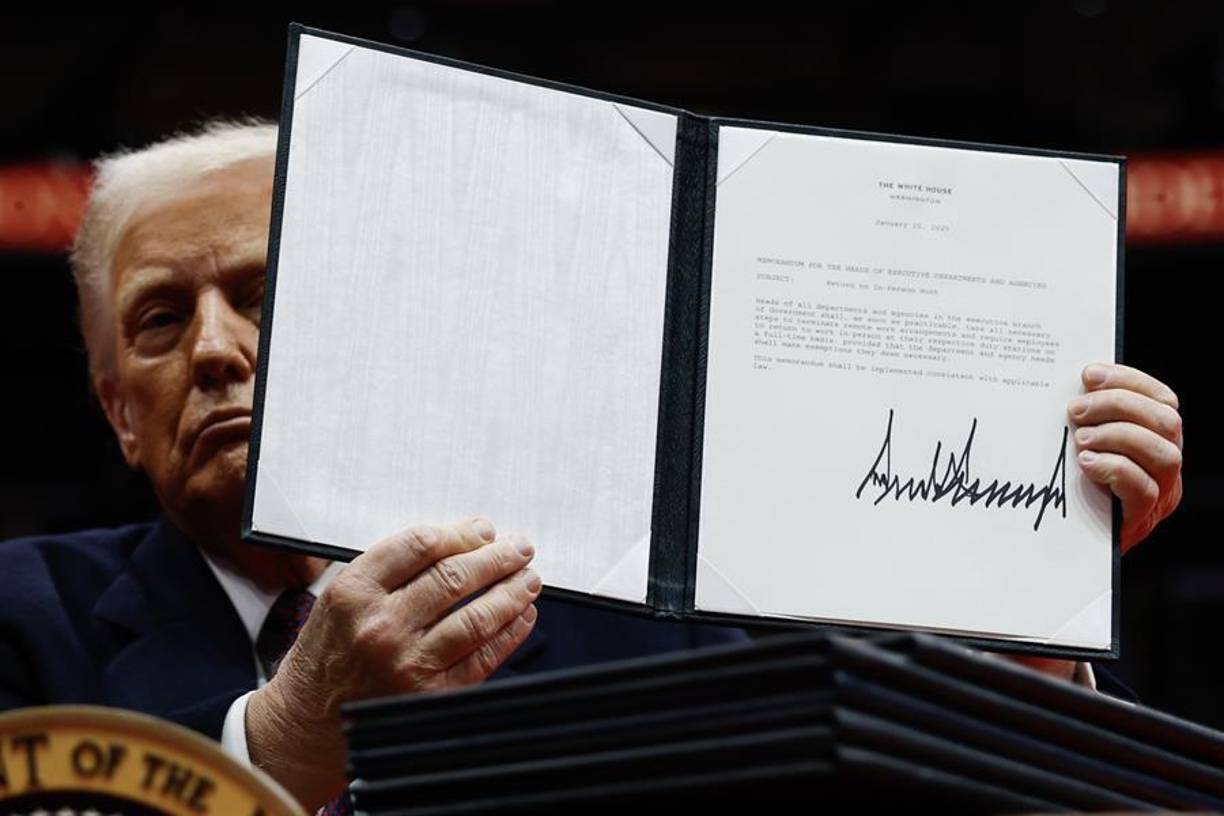 También, Trump declaró una emergencia nacional en la frontera sur, revirtió las prioridades de deportación establecidas por Biden y suspendió programas como CBP One, que permitió la entrada legal de migrantes. 