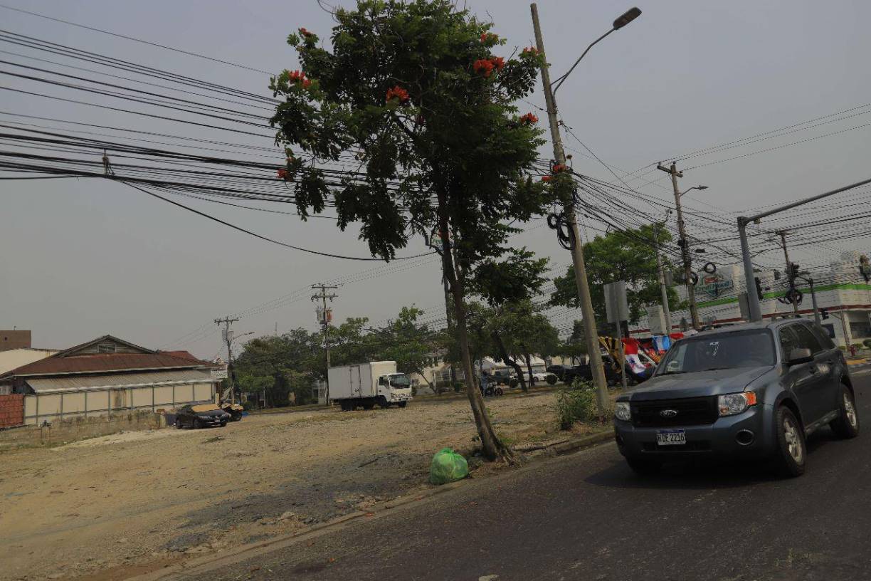  El edificio que se ubicaba frente a la actual Plaza de Las Banderas fue demolido hace varios años.