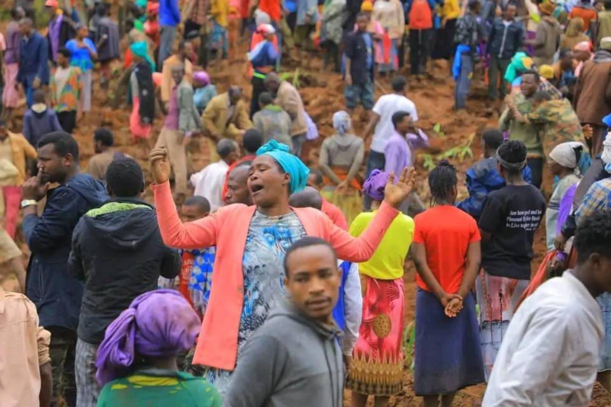 Según Habtamu, se han recuperado bajo el barro hasta el momento 229 cuerpos, incluyendo un número indeterminado de menores.
