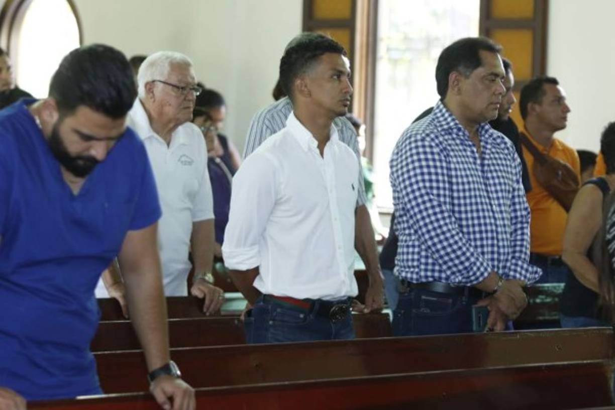El exjugador del Marathón, Mario Berríos, y el directivo verdolaga Rolin Peña también asistieron a la misa de Hernán García.