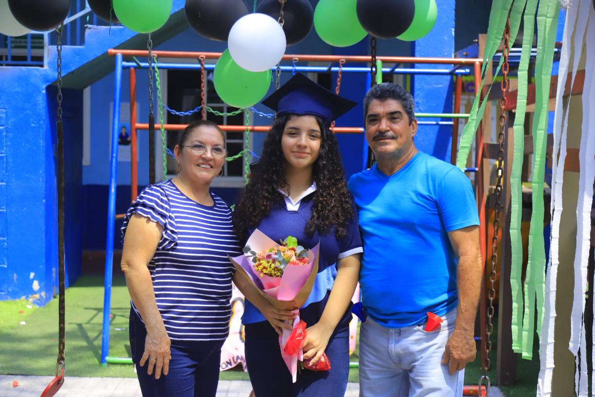 Waldina Pineda, Stephanie Zavala y Jesús Pineda