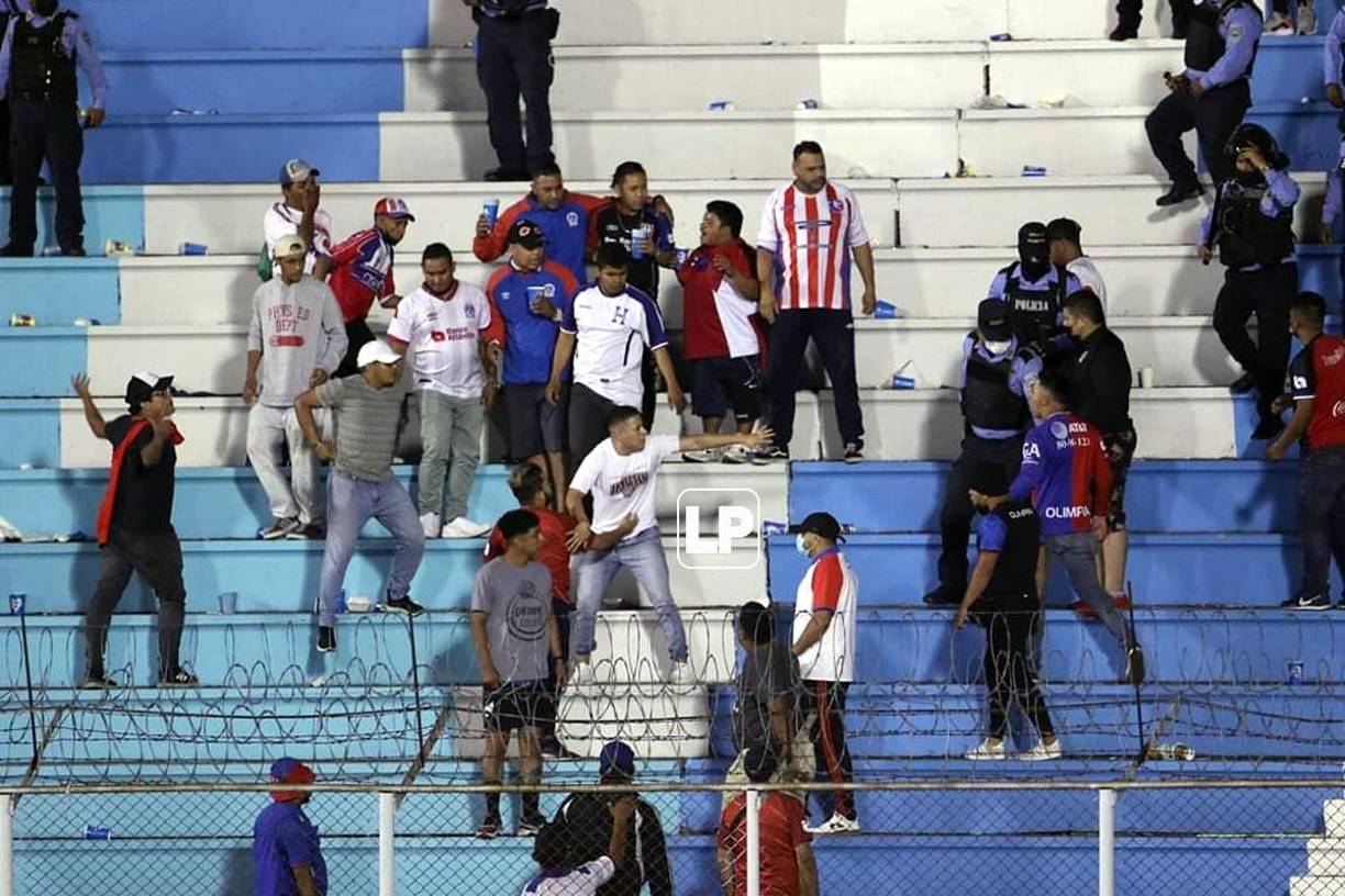 La Policía Nacional tuvo que intervenir para detener la pelea de los aficionados del Olimpia.