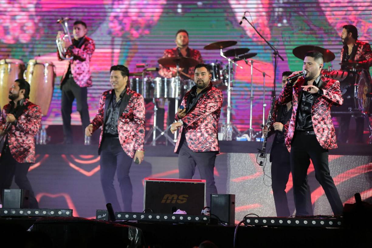 “Estamos agradecidos con Dios por la oportunidad de estar de vuelta en Honduras”, expresó el vocalista Oswaldo Silvas. “Durante todo este tiempo hemos hecho muchas colaboraciones. Esto va con mucho cariño para aquellos que se estan dando la oportunidad de empezar algo bueno, algo bonito. ‘¿Y qué tal si funciona?’”, continuó, presentando el tema que el grupo interpreta junto a la también mexicana, Yuridia.