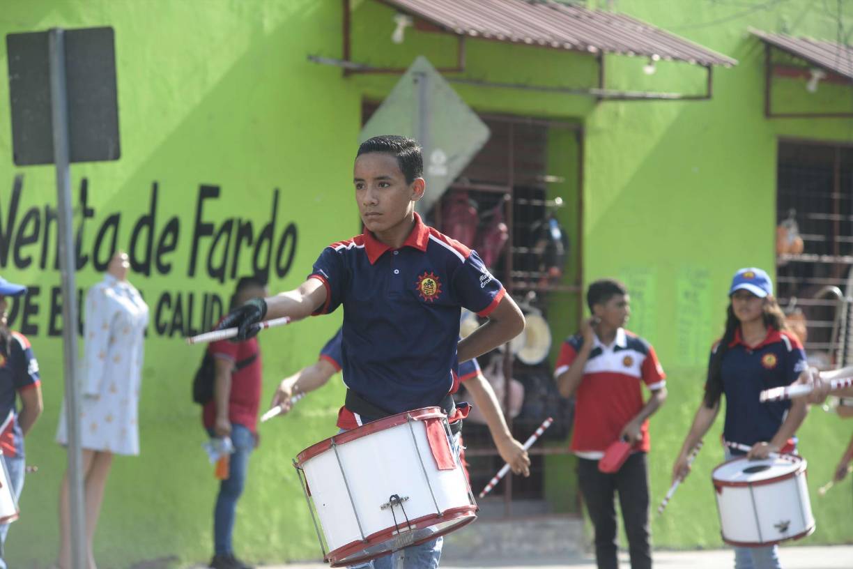 Niños engalanan desfiles patrios en San Pedro Sula