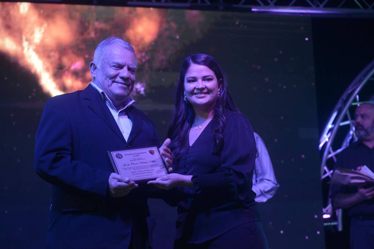 Profesores jubilados recibieron una placa de reconocimiento