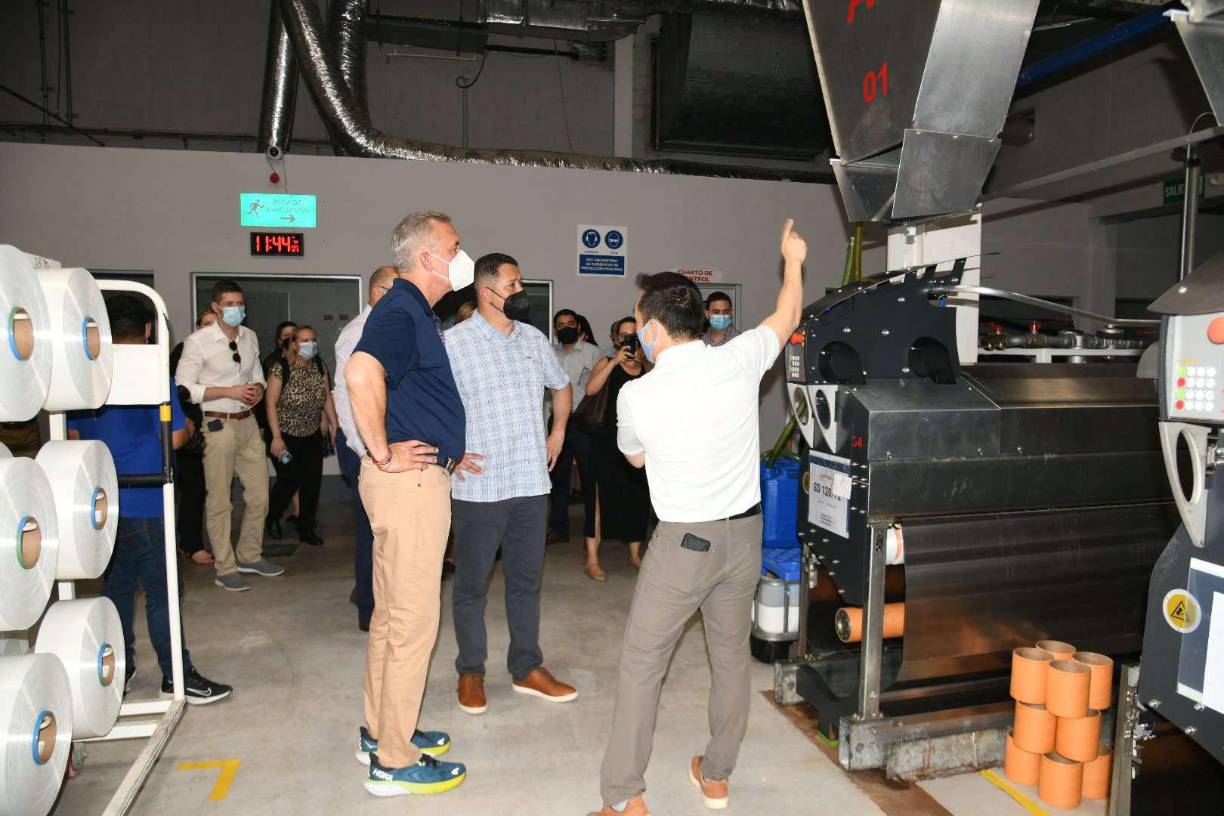 El empresario Jesús Canahuati, del Grupo Elcatex, declaró a diario LA PRENSA que está muy complacido de la visita de los congresistas motivados por las inversiones que están haciendo empresas americanas en Honduras y conocieron la propuesta para traer más manufactura de Asia a Honduras. “Ellos (los congresistas) hablaron sobre la preocupación de la estabilidad del país, el tema energético, la seguridad jurídica de la industria, quieren darle seguimiento a que las reglas del juego se mantengan”, dijo. 