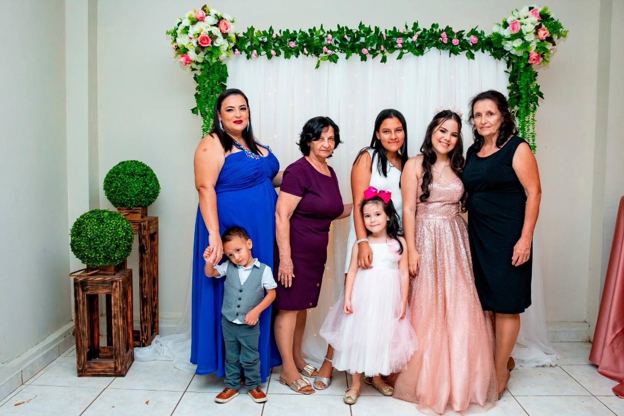 Sharon, Daniel, Gilma, Alejandra, Samantha, Andrea y Leyla Pérez