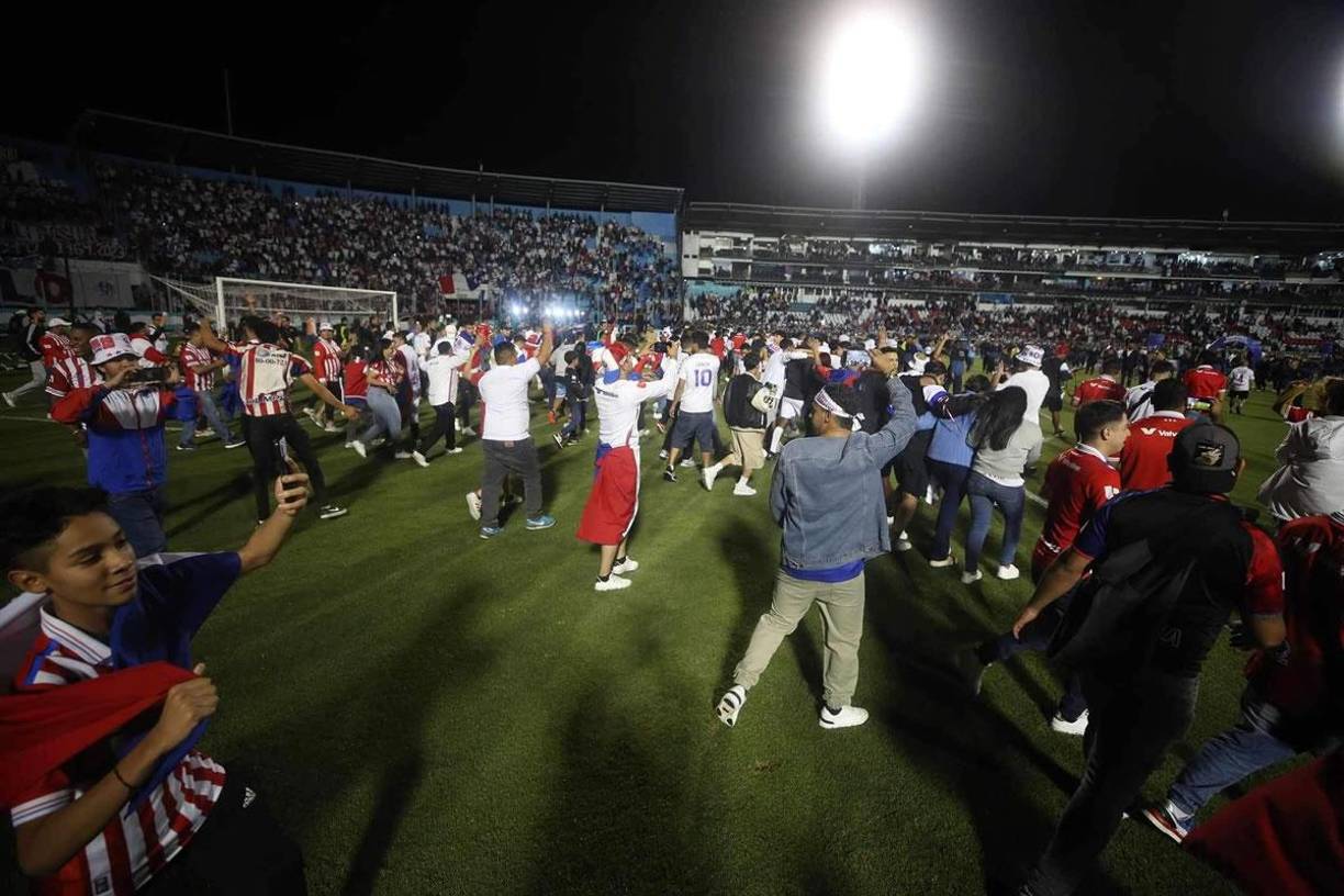 Tras el pitazo final, hubo invasión de cancha por parte de la afición del Olimpia para celebrar un nuevo tricampeonato de la Liga Nacional.