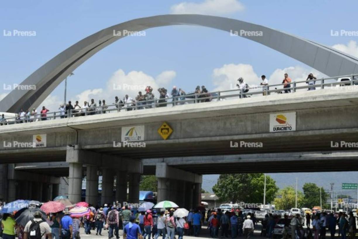 Mientras los manifestantes protestaban en el puente del segundo anillo periférico, en la salida a la colonia Fesitranh la Policía libraba una batalla campal con bombas lacrimógenas contra los manifestantes quienes respondieron con una lluvia de piedras.<br/>
