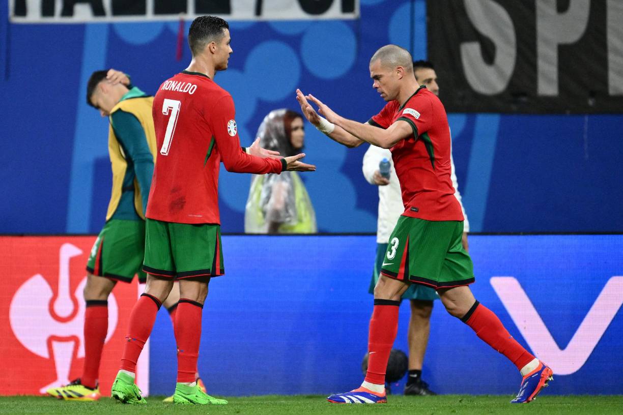 La presencia de Pepe otorgó un récord al veterano central. Se convirtió, con 41 años, en el futbolista de más edad en jugar un partido de la Eurocopa y Cristiano añadió oficialmente su sexto torneo a su currículum y es el único en firmar semejante hazaña. 