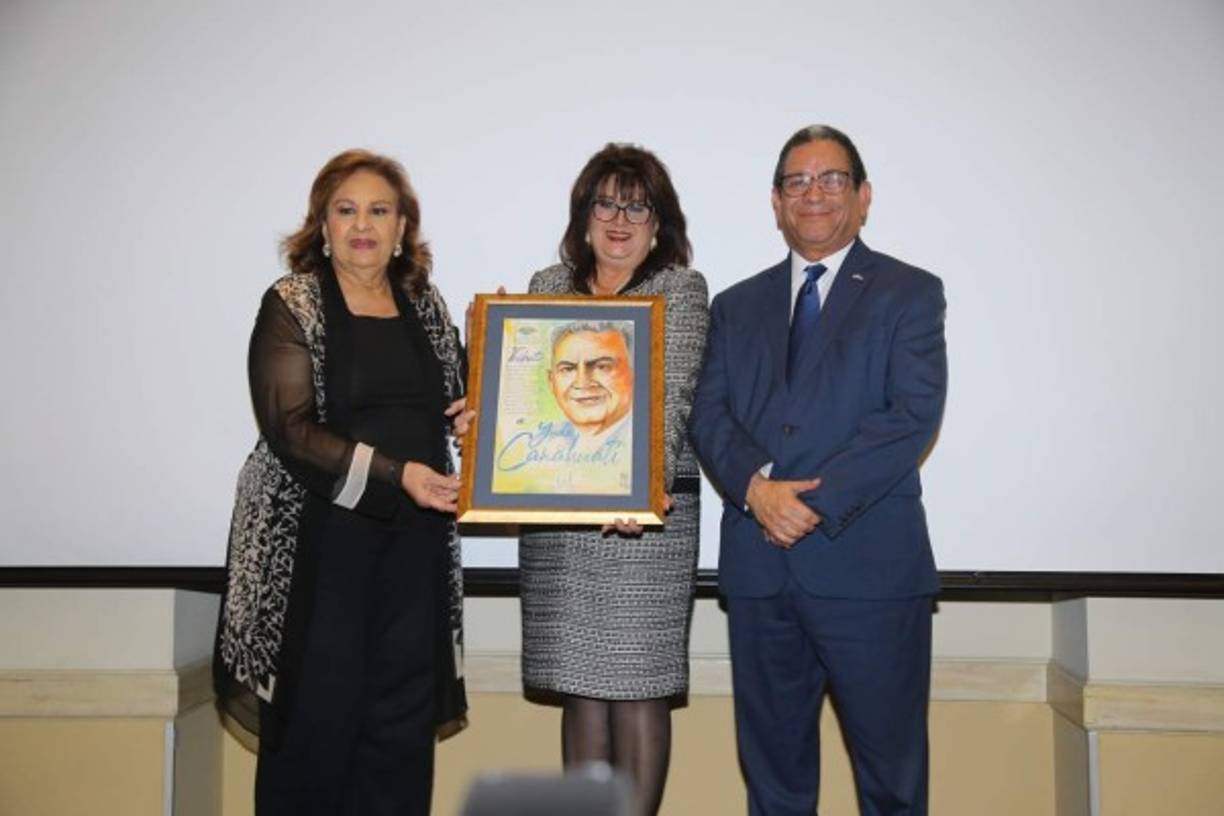 Ana María Canahuati de Sansur y Liliana Canahuati de Kafie, hijas del recordado empresario Yude Canahuati y su esposa Blanca de Canahuati posan con la presea entregada en memoria de su padre.