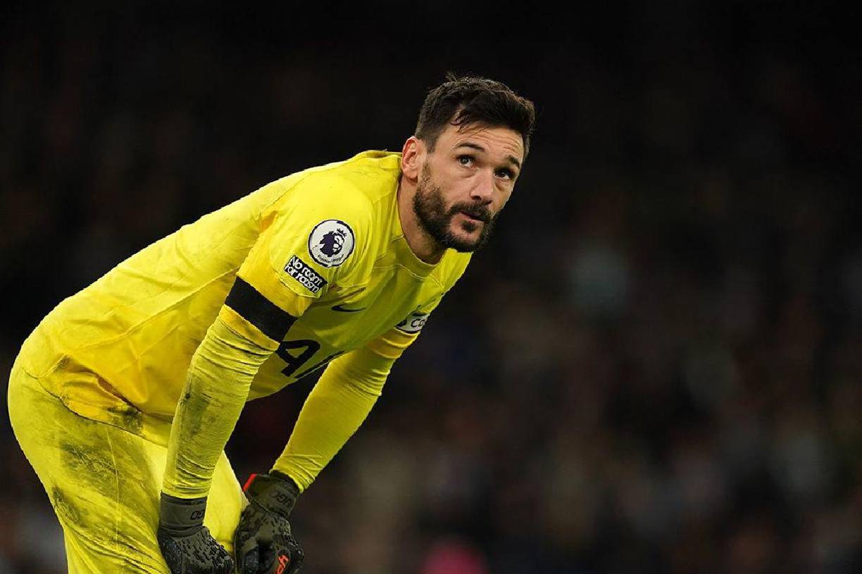 Hugo Lloris - El capitán del Tottenham admitió que “desea otras cosas” y contempla la vida lejos del club en lo que llamó “el final de una era”. El jugador, de 36 años, se retiró como internacional en enero, un año después de firmar una extensión de contrato que lo mantendría en los Spurs hasta el final de la próxima temporada. Sin embargo, se espera que se marcha.