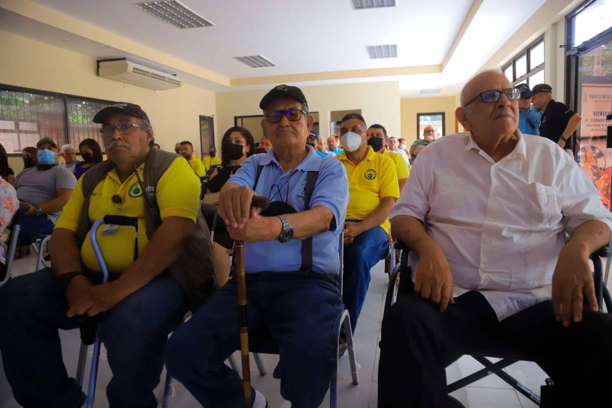 Los radioaficionados fraternizaron durante la jornada de capacitación.
