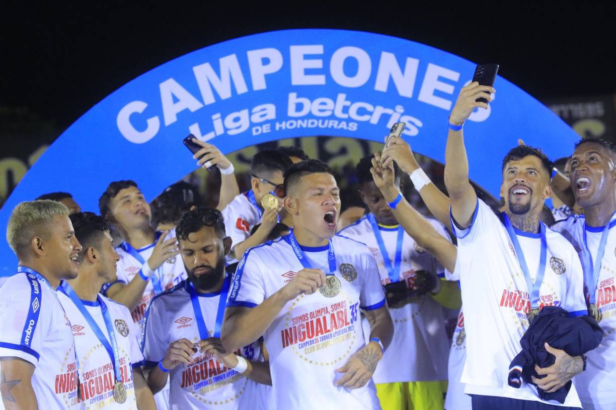 Los títulos que reclaman los albos son: El torneo 1928, luego viene una racha espectacular con un pentacampeonato: 1957-958, 1958-1959, 1959, 1960-1961, 1961, 1963-1964 y el torneo 1964 que le ganó al Platense.