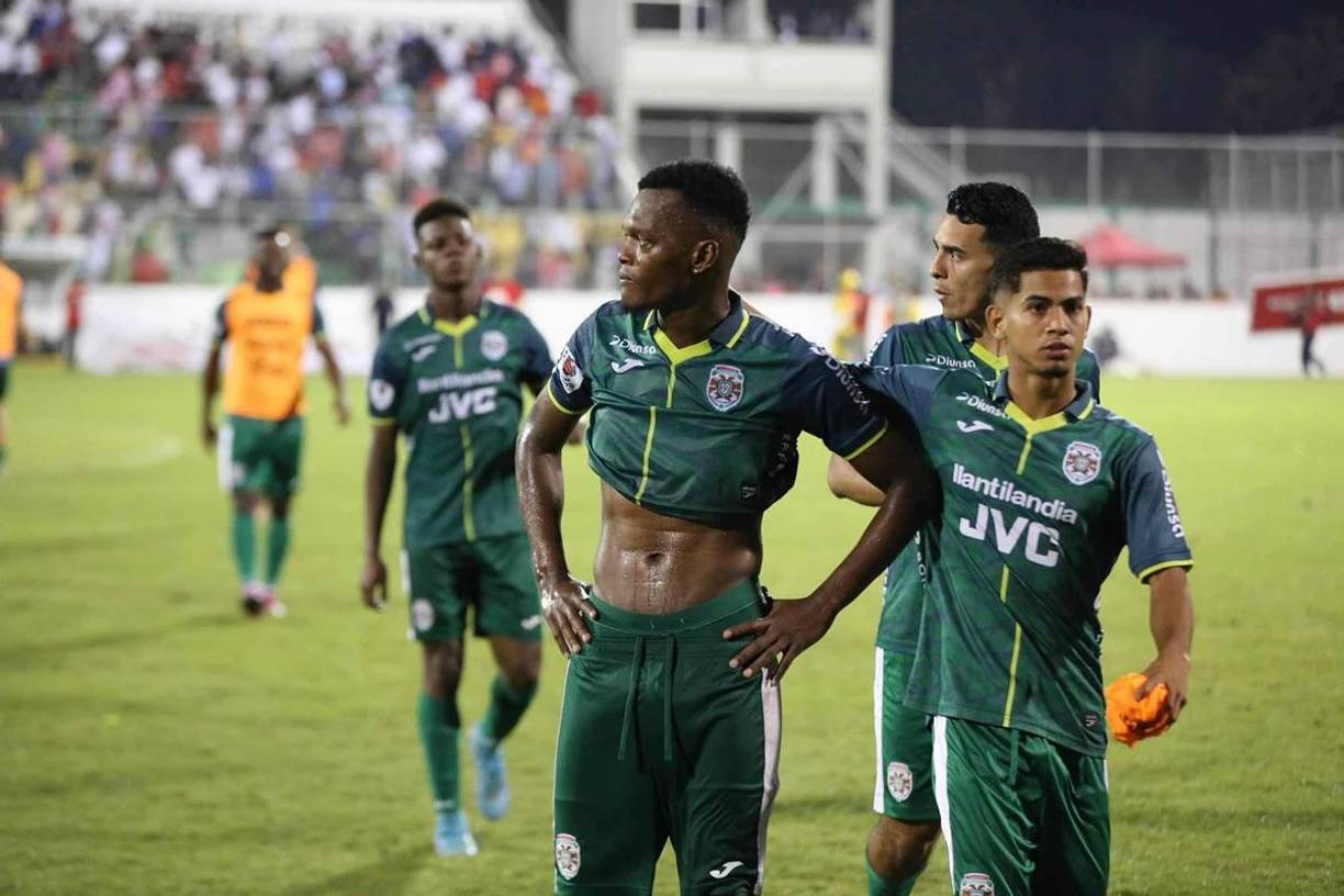 Los rostros tristes de los jugadores del Marathón tras quedar eliminados de la final.